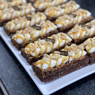 Brownie - crème au fromage frais - caramel - peanut