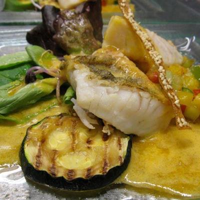 Zander auf sommerlichem Salat